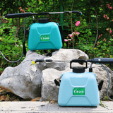 deux pulvérisateurs pour jardin électriques posés sur des pierres
