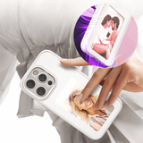 coque iphone 15 personnalisée avec femme affichée sur la coque et fond blanc