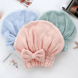 3 couleurs différentes bleu vert et rose de la serviette en microfibre pour cheveux bouclés
