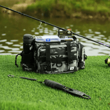 sac de pêche en bandoulière posé sur de l'herbe