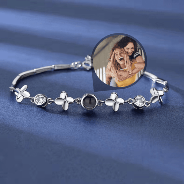 Bracelet photo personnalisé luxe argent sur fond bleu