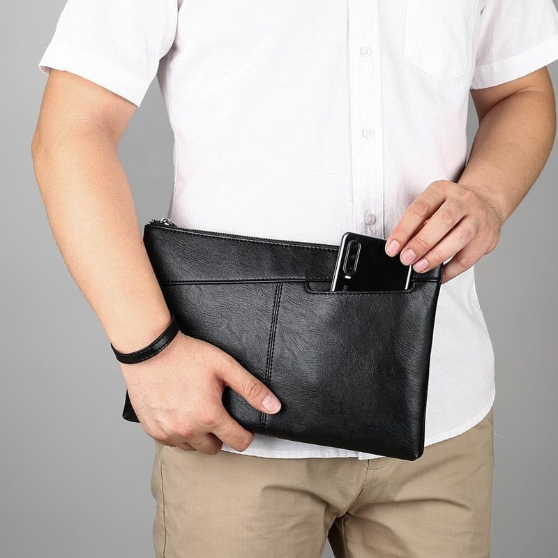 Pochette en cuir noir pour homme portée par un homme