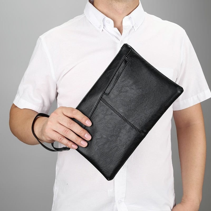 Pochette en cuir noir pour homme portée par un homme